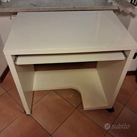 Scrivania mini con ruote porta tastiera estraibile