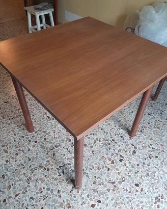 Tavolo quadrato economico