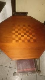 tavolo vintage con scacchiera