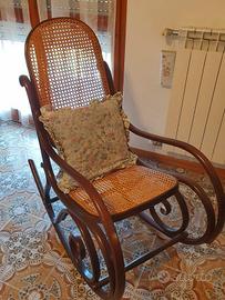 Sedia a dondolo in legno curvato