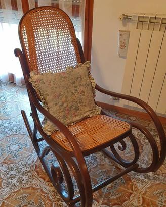 Sedia a dondolo in legno curvato