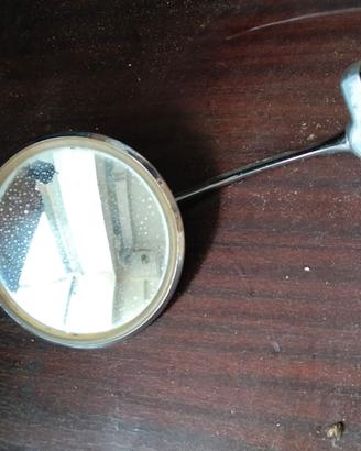 Vecchio specchietto retrovisore esterno per un'aut