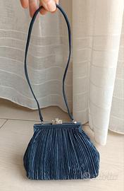 Pochette elegante pieghettata in raso blu