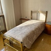 2 Letti in ottone stile inglese completi di rete.