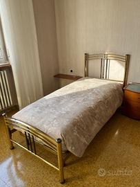 2 Letti in ottone stile inglese completi di rete.