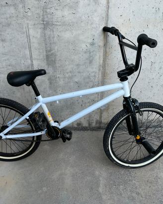HARO LEUCADIA 18.5" BMX BIKE 2019