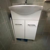 Mobile sotto lavabo e specchio