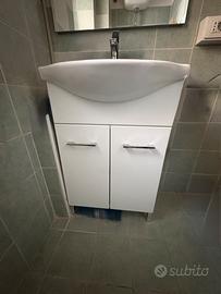Mobile sotto lavabo e specchio
