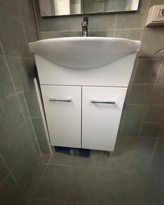 Mobile sotto lavabo e specchio