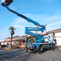 Pittore imbianchino con piattaforma aerea
