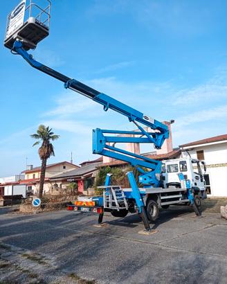 Pittore imbianchino con piattaforma aerea