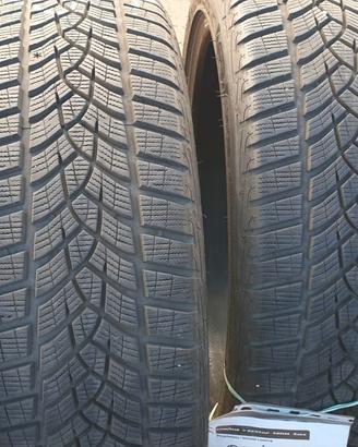 Gomme invernali Goodyear  215 45 raggio 20 - 95 T