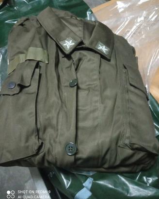 Tuta militare da combattimento verde oliva