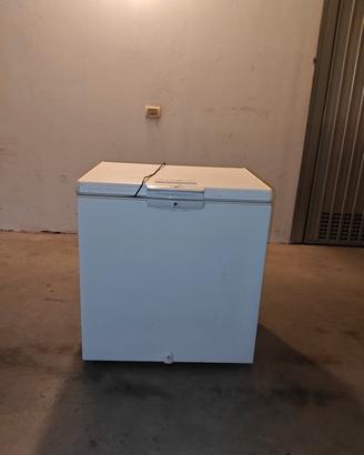 congelatore a pozzetto Whirlpool in ottime condizi