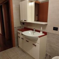Mobile bagno con contenitori, pensile e specchio