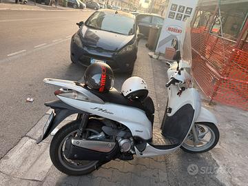 Honda Sh 300 anno 2008 con paravento e bauletto