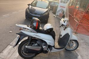 Honda Sh 300 anno 2008 con paravento e bauletto