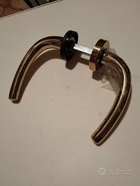 maniglie per porte e finestre in ottone