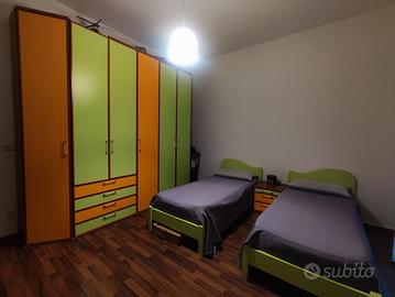Cameretta completa, scrivania + 2 letti e armadio