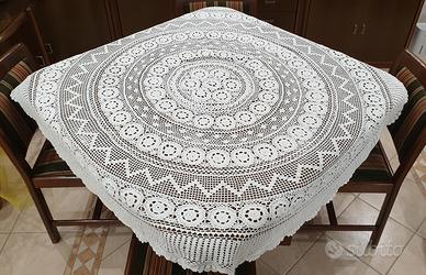 Centro tavola ricamato a mano 