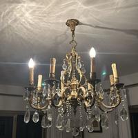 Lampadario in ottone con pendenti in cristallo