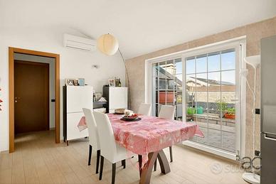 RAFFINATO E PARTICOLARE APPARTAMENTO CON TERRAZZO