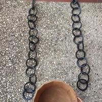 Antico secchio in legno + catene in ferro battuto