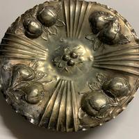 Piatto metallico sbalzato vintage