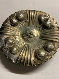 Piatto metallico sbalzato vintage