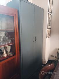 armadio metallo con ripiani