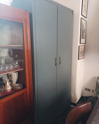 armadio metallo con ripiani