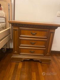 Coppia di comodini classici in legno a 3 cassetti