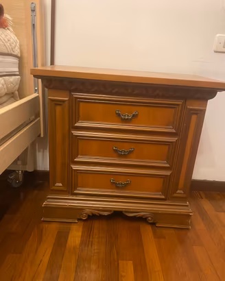 Coppia di comodini classici in legno a 3 cassetti