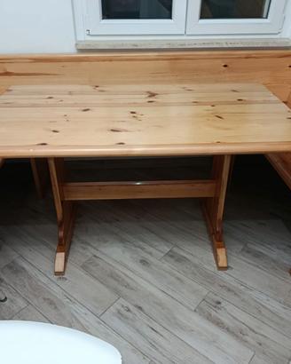 Tavolo in legno con giropanca