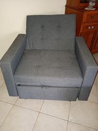 poltrona in tessuto grigio apribile 