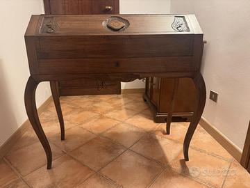 Mobile vintage con tastiera/strumento musicale