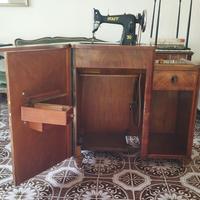 mobiletto con macchina da cucire antica