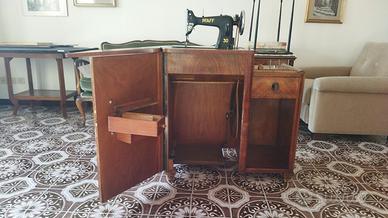 mobiletto con macchina da cucire antica