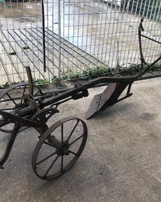 Antico Aratro Ornamentale da Giardino
