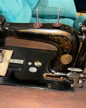 Macchina da cucire d’epoca marca Singer