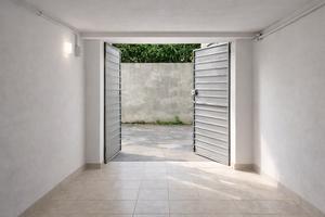 Molto più di un garage: Ampio spazio finestrato, a