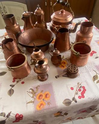 Accessori in rame antichi per cucina taverna