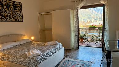 stanza con letto matrimoniale