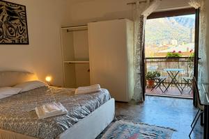 stanza con letto matrimoniale