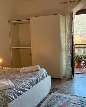 stanza con letto matrimoniale