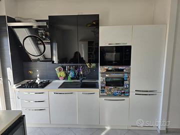 Cucina con Elettrodomestici