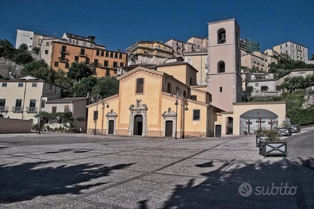 Locale deposito con portico a Castelfranci