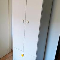 Armadio cameretta IKEA con due ante e due cassetti