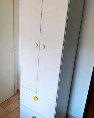 Armadio cameretta IKEA con due ante e due cassetti