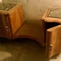 2 coppie di comodini antichi e specchiera.